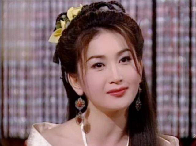 54岁温碧霞压轴走秀，裙子短到大腿秀玉腿，却被吐槽下巴显僵硬