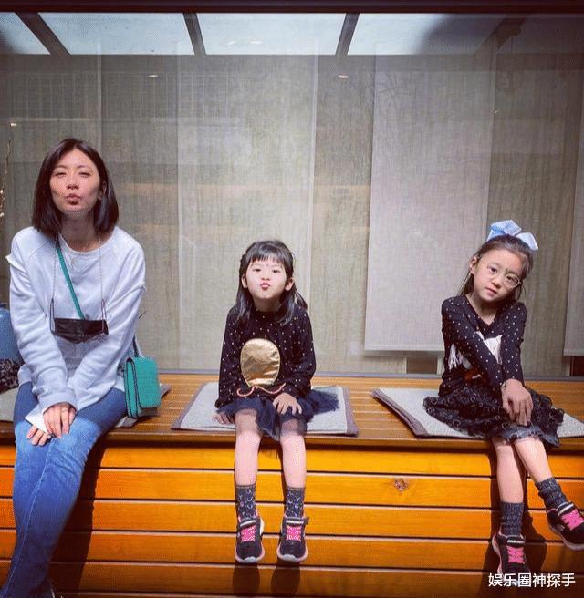 贾静雯的三个女儿，老大眼线上扬成熟不少，咘咘、波妞长大很多