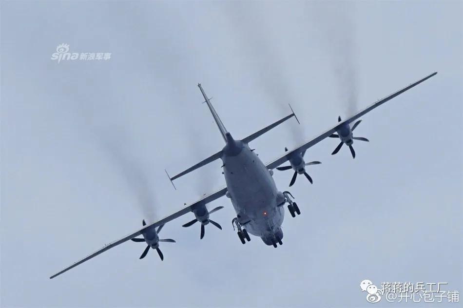 空潜200巡逻机空投航空自导深弹和声呐浮标抓潜艇，数量众多
