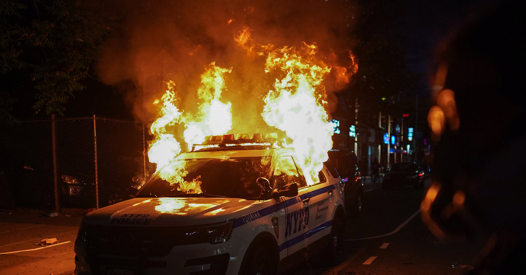 纽约警察局长\"造反\"？和示威者一起，在