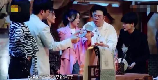 用错误的姿势拿文物，一句话引起众怒，袁姗姗道歉：很愧疚