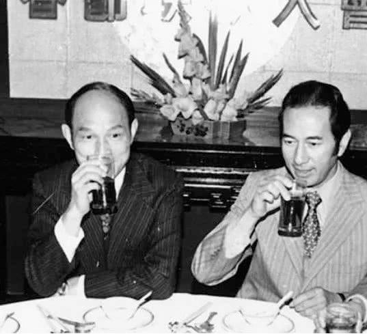 赌王去世霍家全体送别，霍老太太去世何家无人