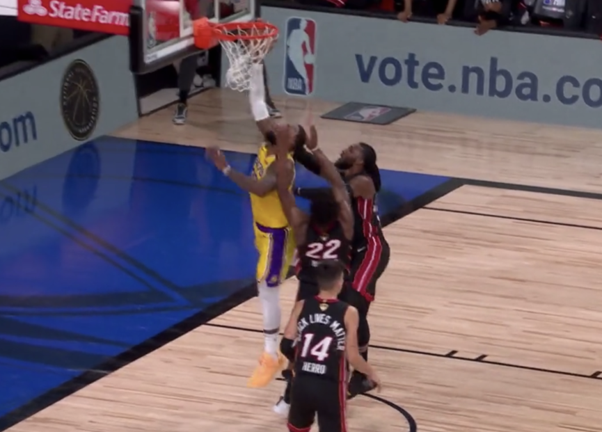 【影片】衝人不衝球！詹姆斯連續被Crowder放倒，氣得老詹飆起垃圾話！-黑特籃球-NBA新聞影音圖片分享社區