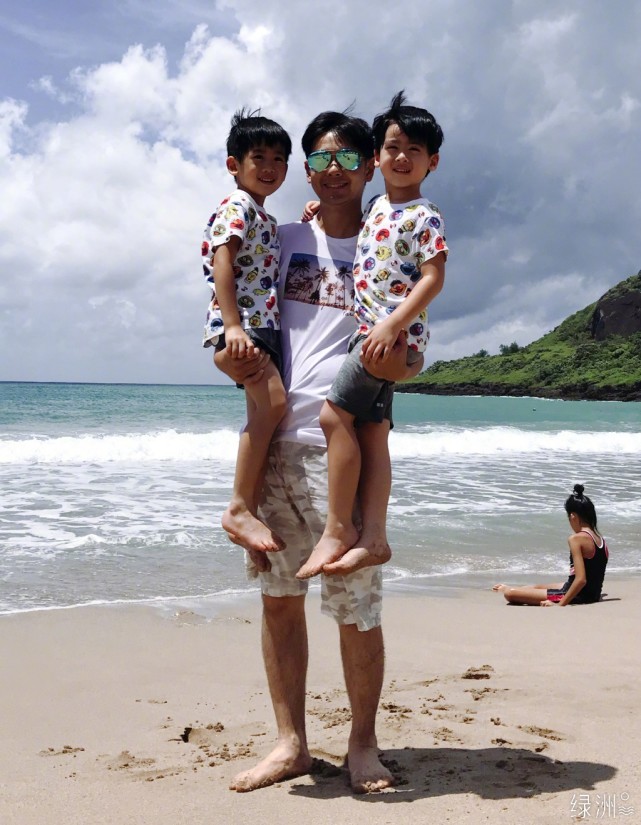 林志颖晒双胞胎儿子学习照，双子星认真写作业的模样真棒