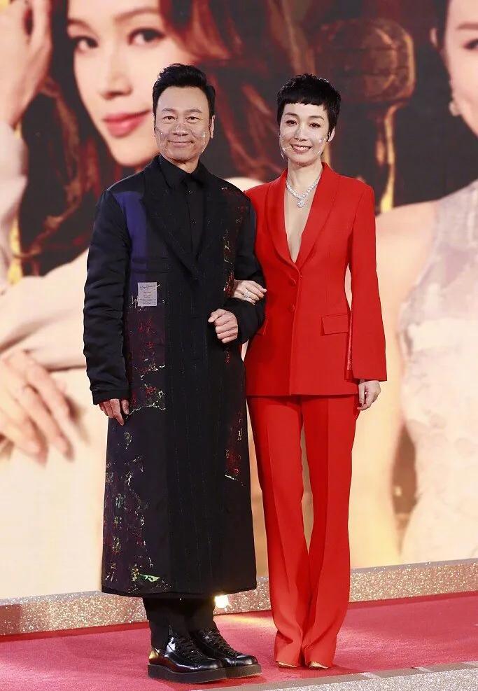 陳豪參加頒獎禮堪稱最佳防疫，3歲女兒看直播隔著屏幕對爸爸撒嬌