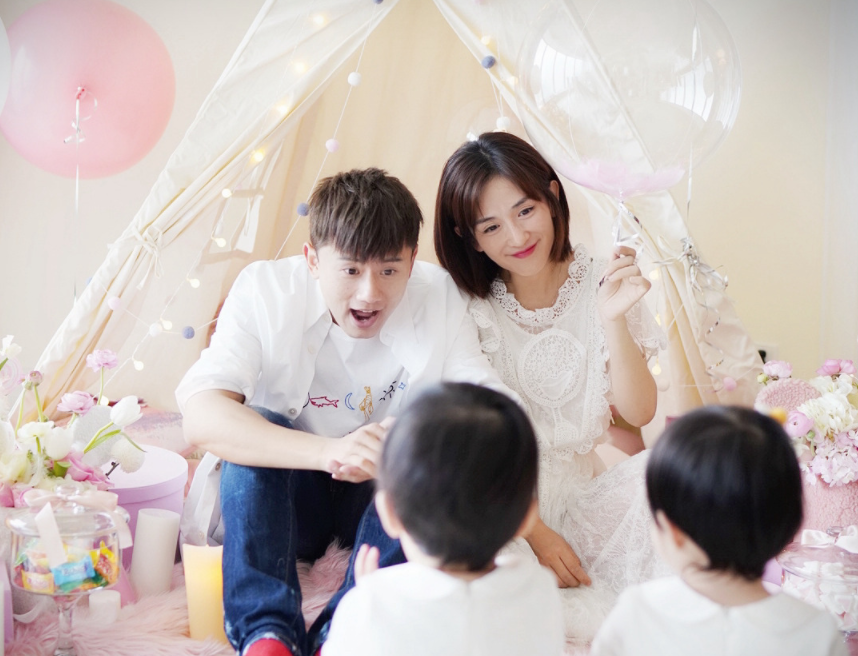 俏俏|谢娜为跳跳俏俏庆生！分享草地玩耍照 配文字里行间满是对孩子的爱