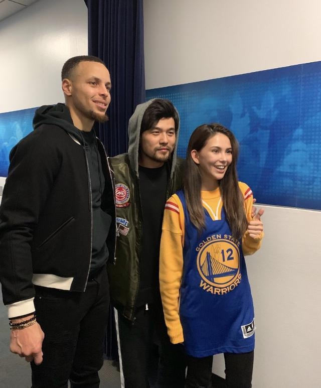 周杰伦获赠圣日耳曼专属球衣，与昆凌开心展示，球号意义非凡