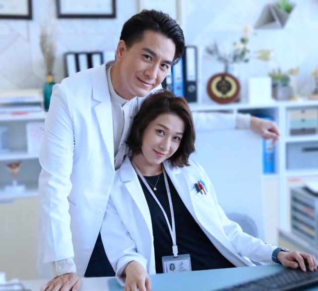 钟嘉欣罕有晒全家福，大13岁丈夫换新发型，夫妻俩终于不像父女