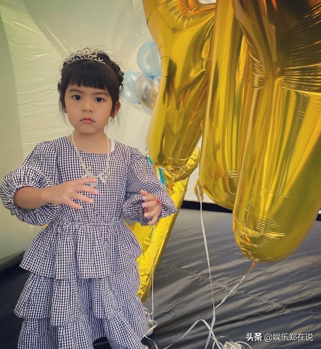 修傑楷曬女兒近照，咘咘眼神盡顯寵溺，Bo妞笑露牙齒喜感十足