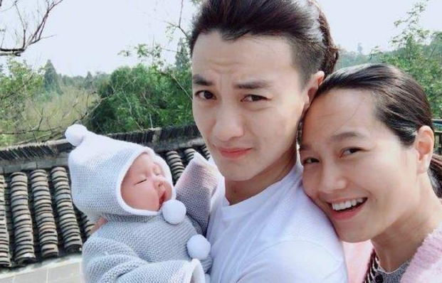 39歲朱丹和老公接孩子放學(xué)，身形臃腫肚腩突出，前后行走顯疏離