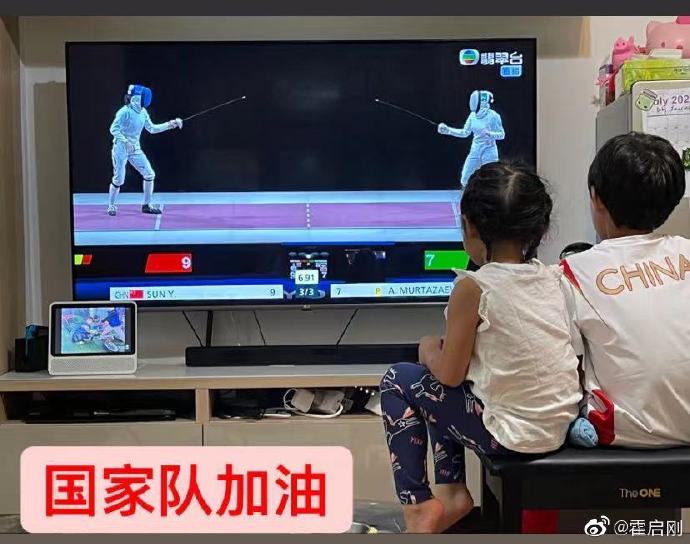 霍启刚当奶爸的一天完结，哄娃睡后深夜晒照：明天又是新的一天