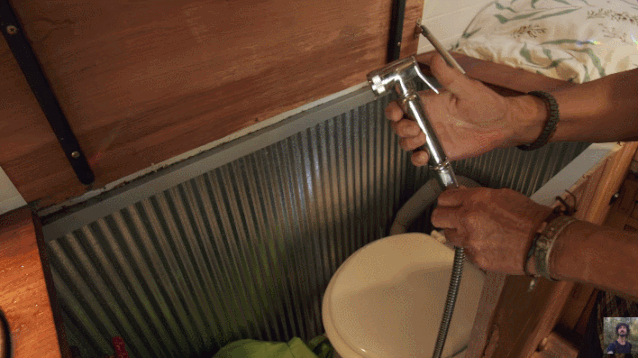 64岁老太不结婚，卖了豪宅住进8㎡蜗居，却过上