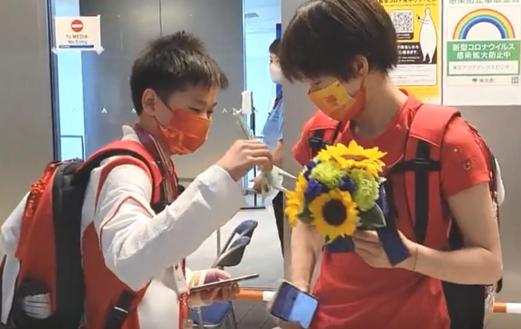 友爱！全红婵上厕所回来顺手拿两折纸，陈芋汐为她看护“长颈鹿”