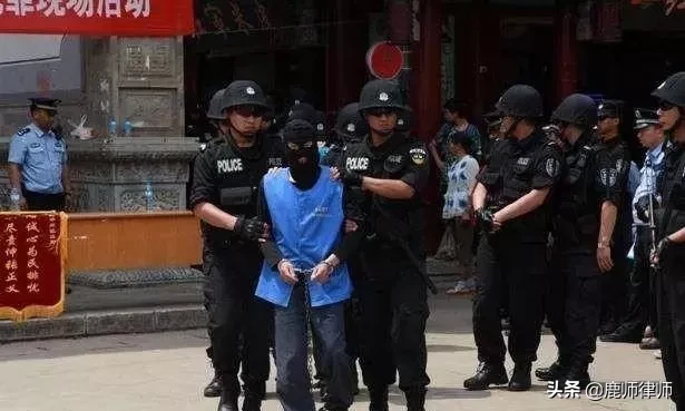 假如有人拿刀冲到家里砍人，还不能回击吗？