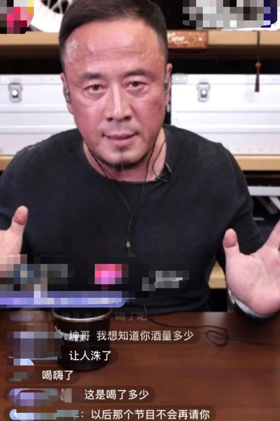 47岁杨坤喝酒后直播？满脸通红眼神飘忽，带货翻车被怼太尴尬