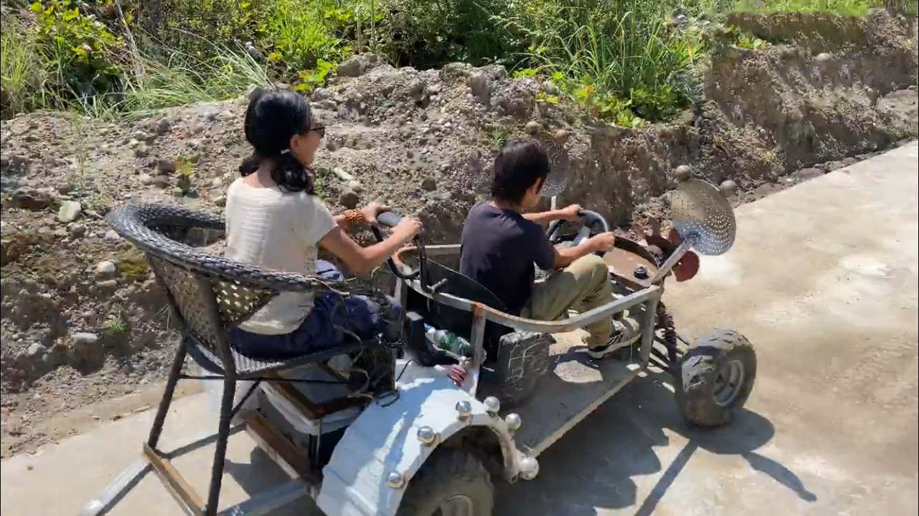 刘烨一双儿女出游，诺一开车载妹妹超拉风，10岁诺一晒黑太像爸爸