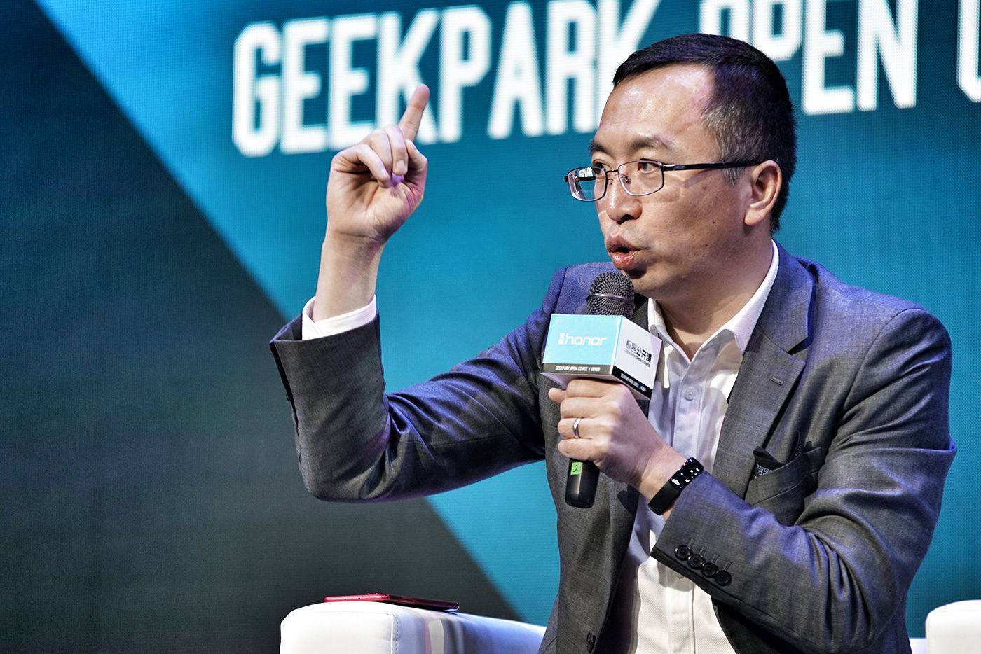 任正非果然棋高一筹，华为卖掉荣耀后，换来“一箭双雕”的好结局