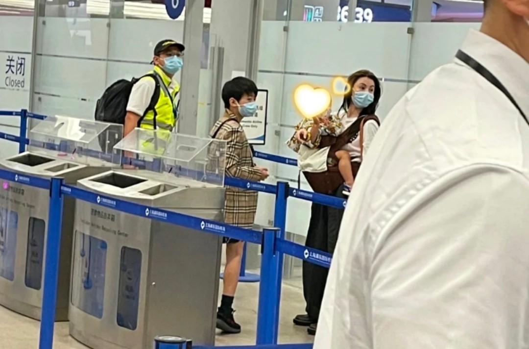 张柏芝3岁儿子正脸曝光！五官帅气头发浓密，打扮潮流小腿肉嘟嘟