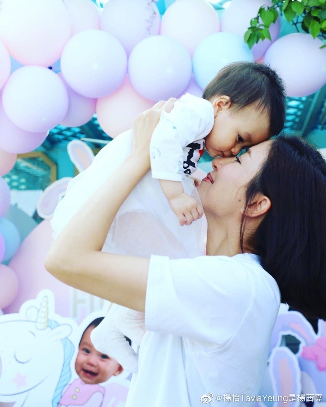楊怡夫妻為愛女慶生，女兒眼睛大超可愛，楊怡高齡生產後顯老