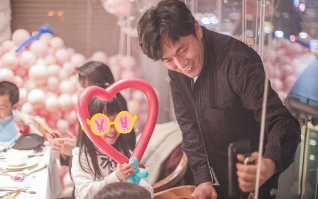 伊能静晒与秦昊合照，罕见分享夫妻相处之道，直言撒娇女人最好命