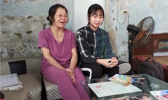 女雇主生下女儿后人间蒸发，保姆发善心将孩子养大成人