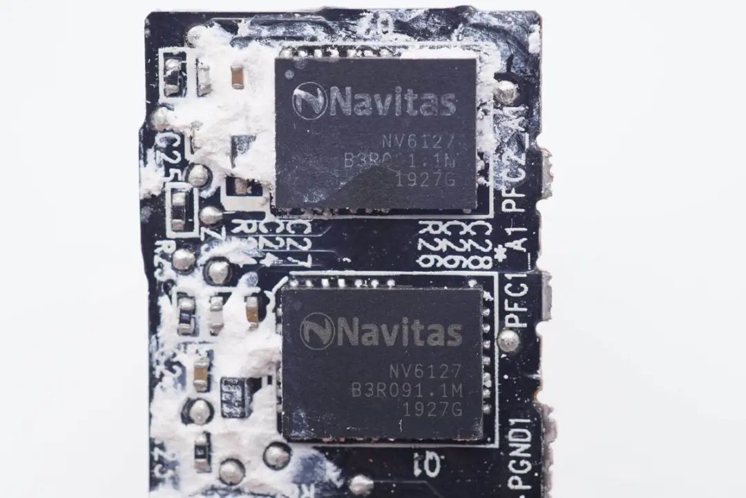 华硕最强游戏本标配300W电源，内置4颗氮化镓，内部结构揭晓