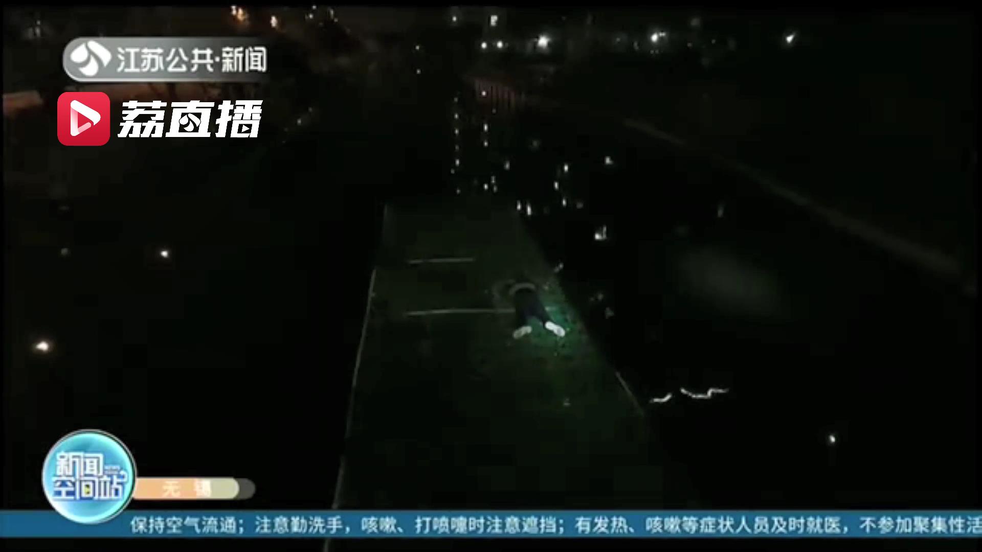 男子全身湿透被困在水中浮萍上 消防员水上救援