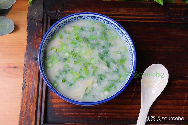 煮芋头汤时加菜心，浓稠香滑，菜心翠绿清甜、处暑之后要常吃