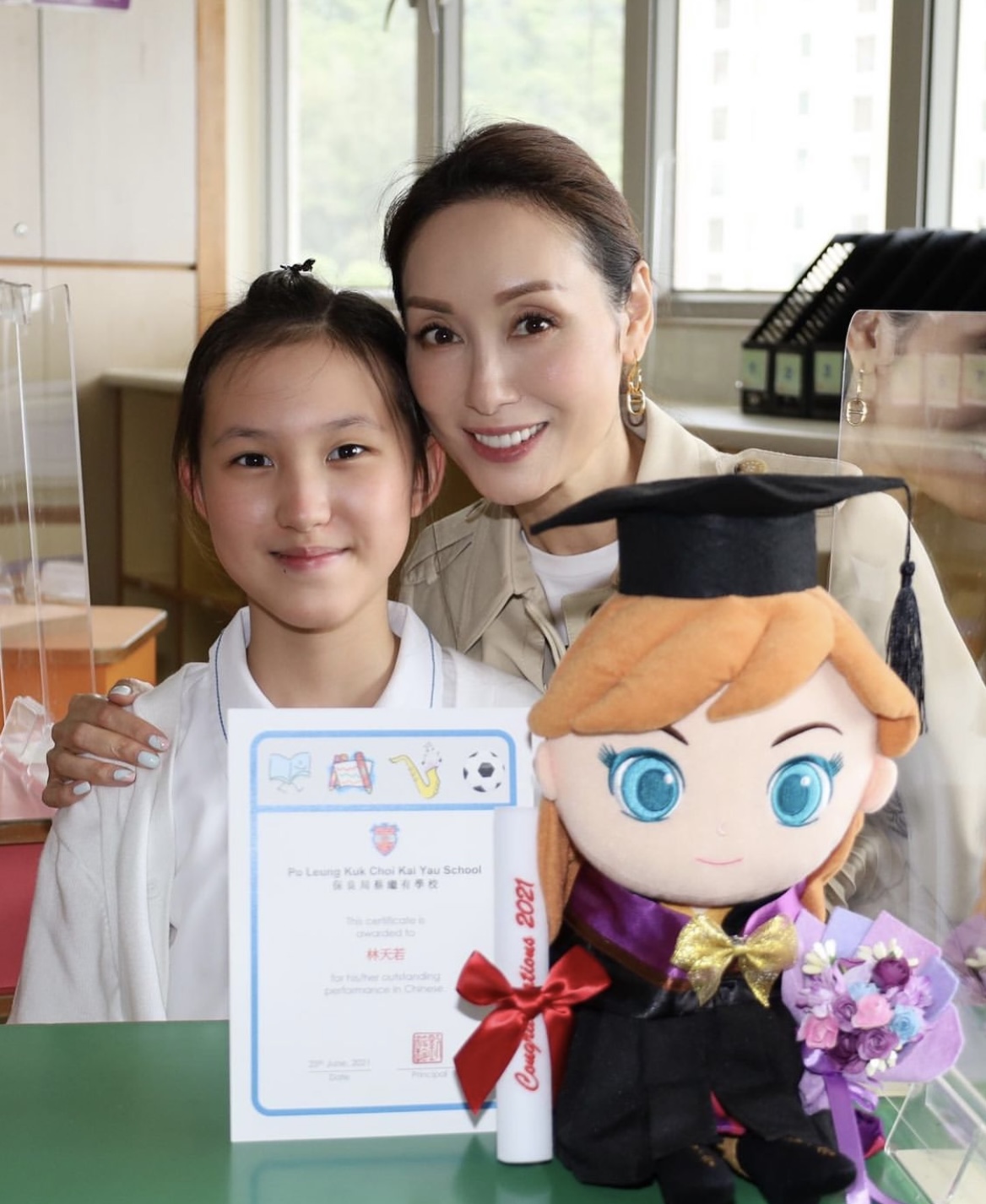 郭可盈女儿小学毕业，连夺三年学科冠军，全家出席毕业礼倍感自豪