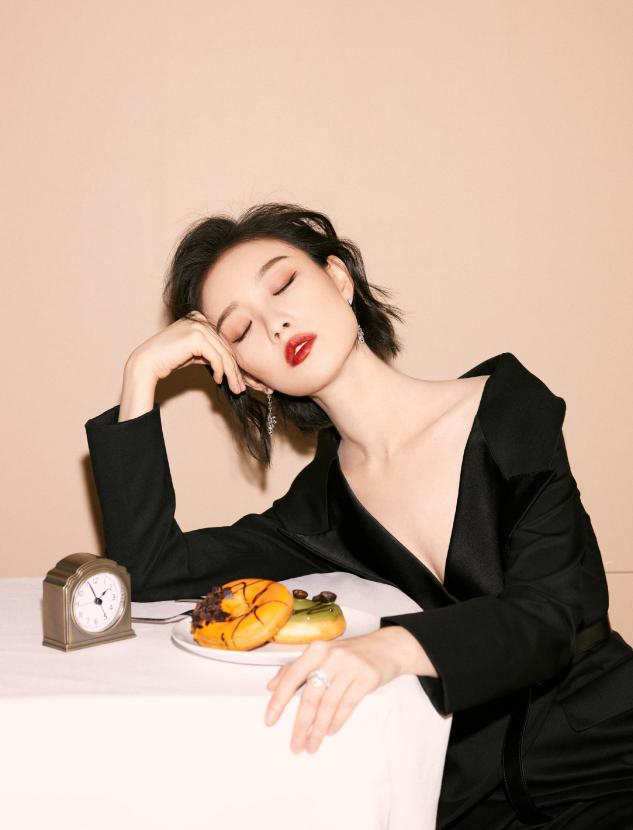 倪妮和刘诗诗同登杂志封面，网友：这气质差距