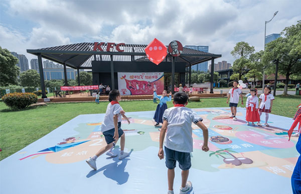 趣玩六一游园会 肯德基小候鸟基金相伴留守儿童快乐启程