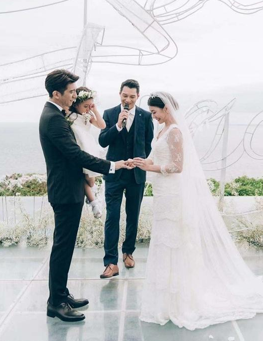 賈靜雯兩個女兒好美，咘咘恬靜淑女，3歲Bo妞越來越粘爸爸