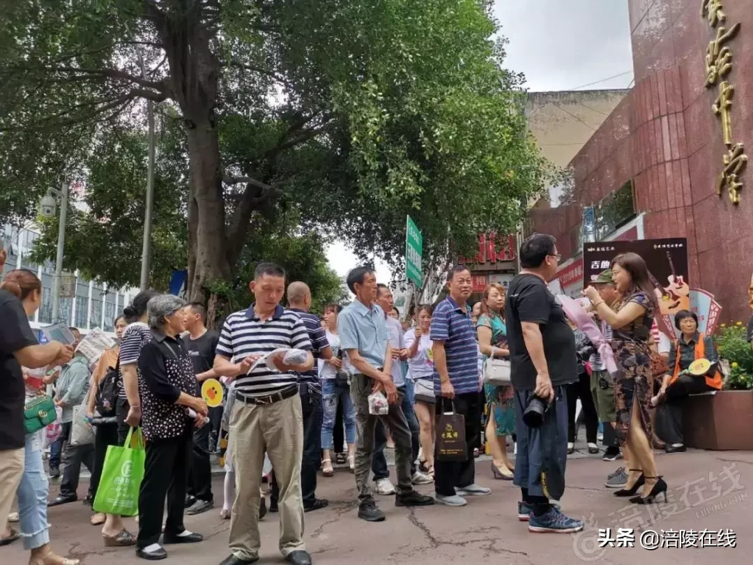 直击涪陵高考最后一科现场,当年你们考完,走出考场是什么感觉?