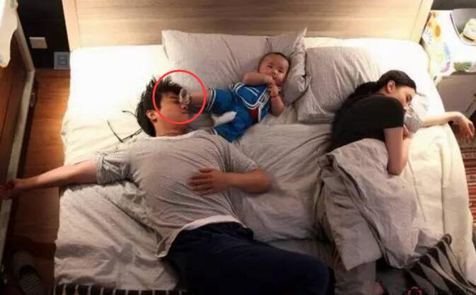 宝宝睡觉总喜欢往上拱，或许暗藏三个“大学问”，宝妈别不当回事