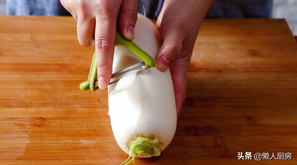 不用焯水，配上萝卜这样烧红烧肉，做红烧肉前多一步，肉不老不柴