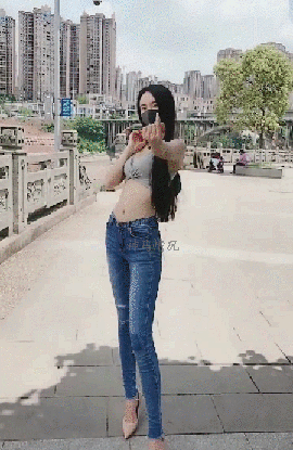 搞笑gif神评：等你老了，我也要带你走这条路
