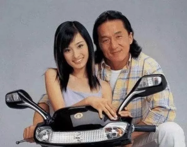 杨幂早年和成龙电动车广告被扒了，没任何特效下，这颜值我跪了
