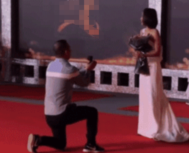 迪丽热巴直播中被求婚，看清男方汪涵及时阻拦