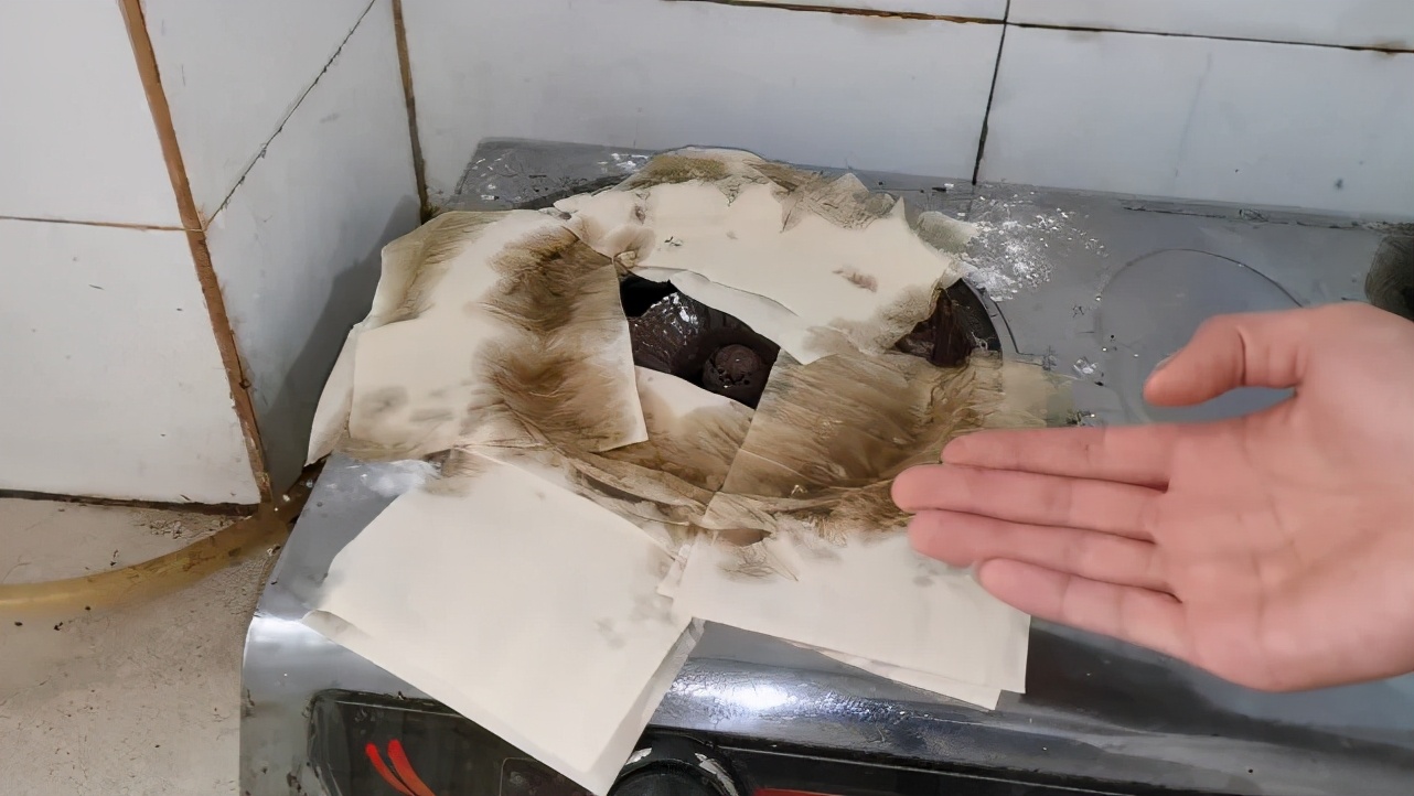 不用花钱做厨房保洁，一个小妙招让你家的燃气灶立马锃亮如新
