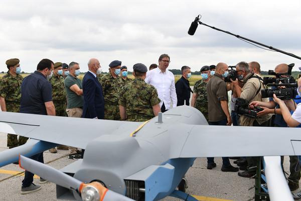 中国无人机首次亮相塞尔维亚军演，武契奇亲自到场，全程目不转睛