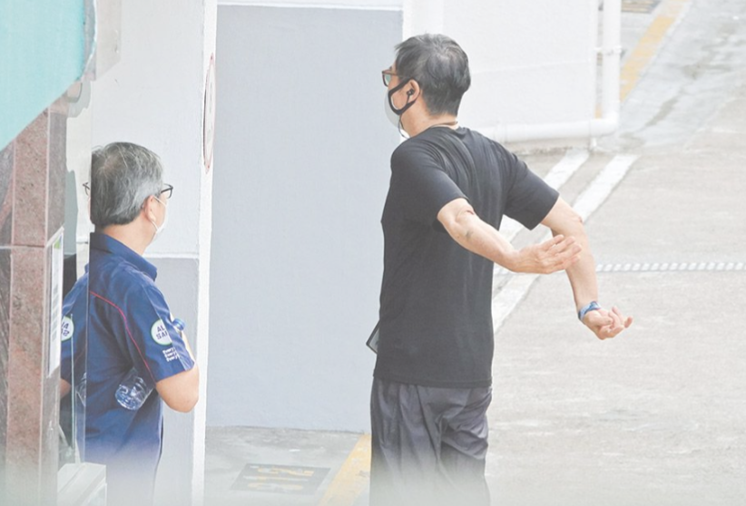 刘松仁被曝中风后身形消瘦，手脚无力拐杖不离身，米雪送礼示关心