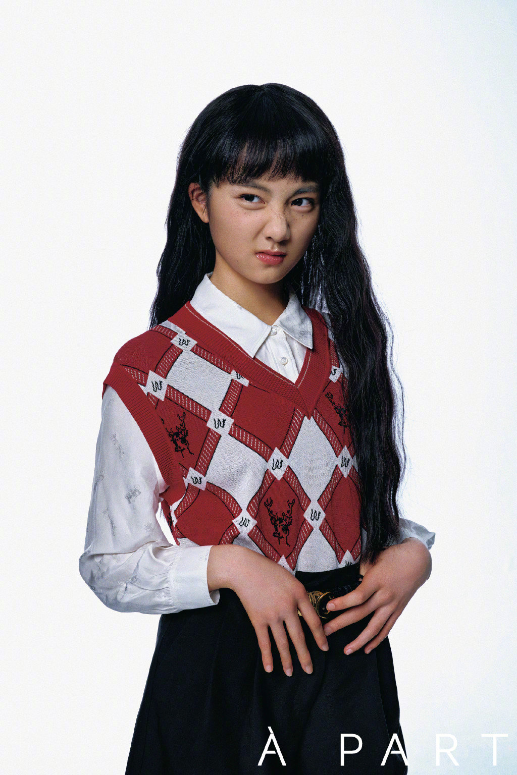 黄多多首组个人大片，复古雀斑妆终于不苦相，