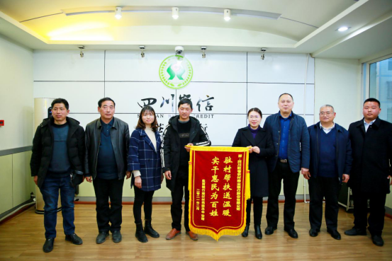 四川省旺苍县：真心真情助脱贫 感恩帮扶送锦旗