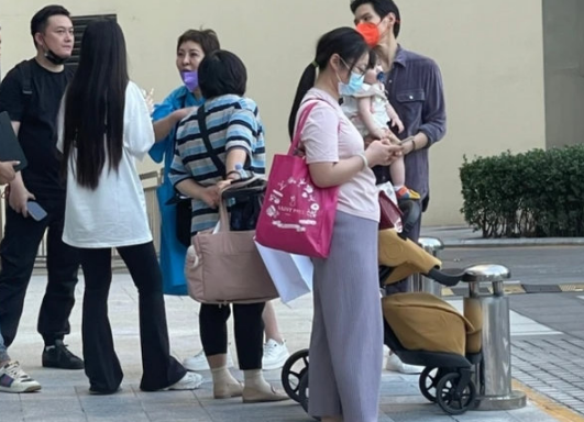 ​向太夫妇被偶遇，向华强一身名牌超时尚，坐头等舱飞北京看孙女