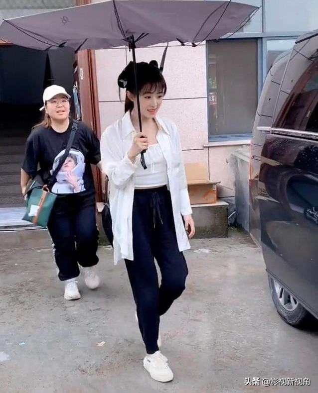 張含韻片場舊照火了，衣著樸素排面小，網友：“還以為是路人”