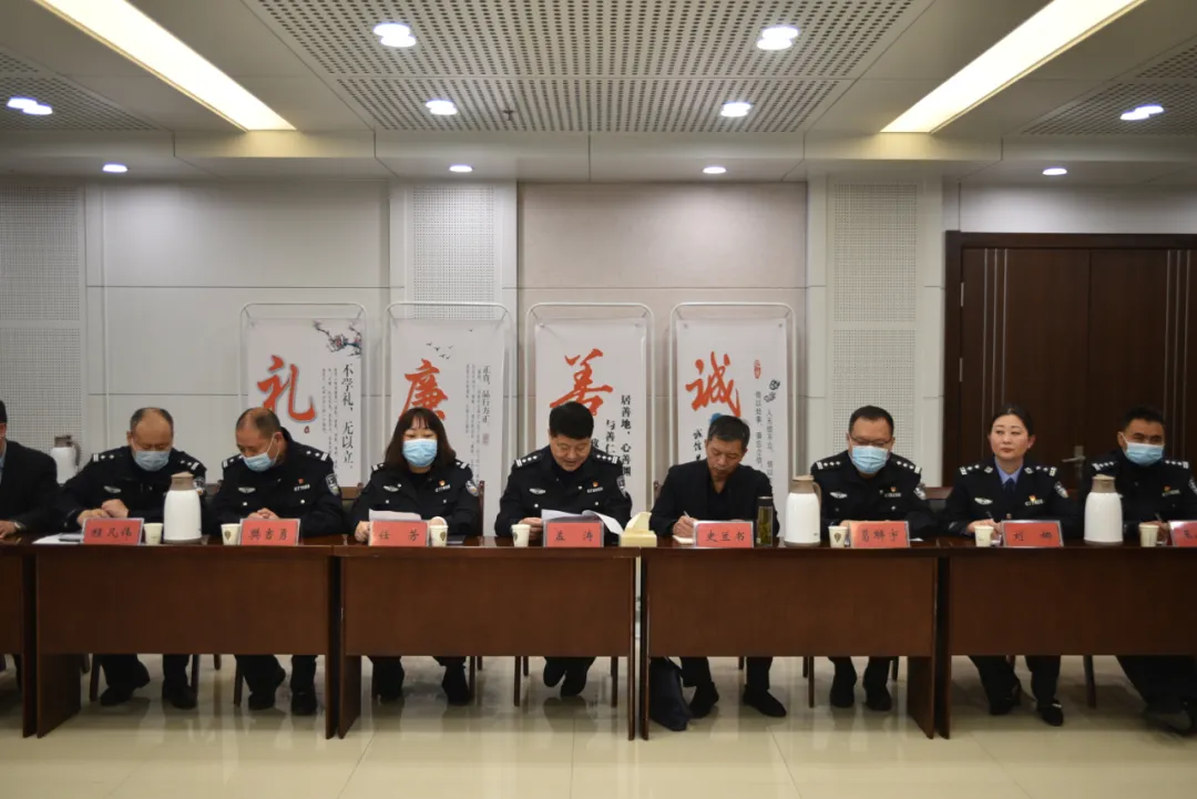 临沂交警直属三大队举办“向党和人民报告——警营开放日”活动