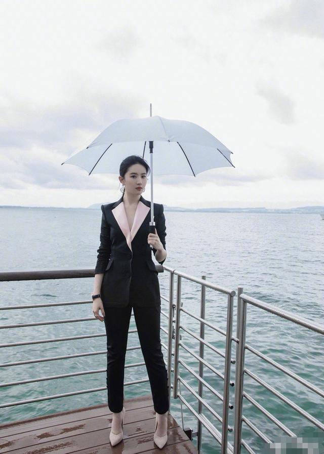 Liu Yifei hugged a puppy to shoot a blockbuster commercial, velvet shape with a top hat, noble temperament and beauty into a wealthy daughter