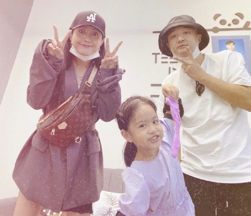 包文婧女兒生活照被傳，5歲包可艾五官長開，長相越發清秀了