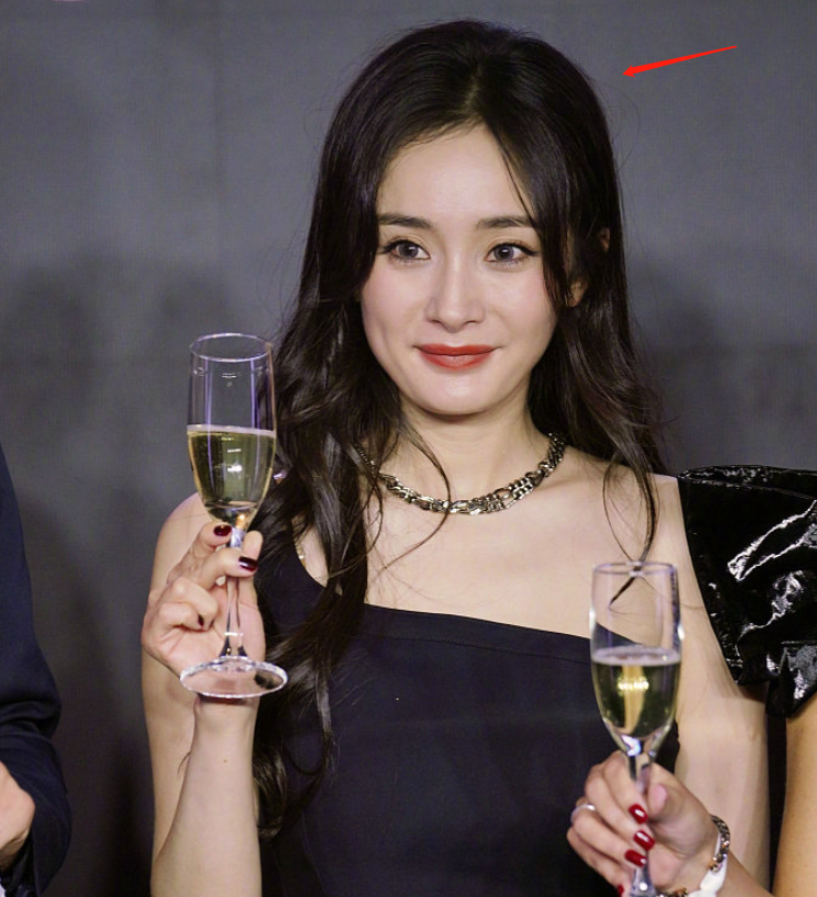 杨幂活动生图被扒，脸部岁月感明显，34岁还能卖少女感多久？