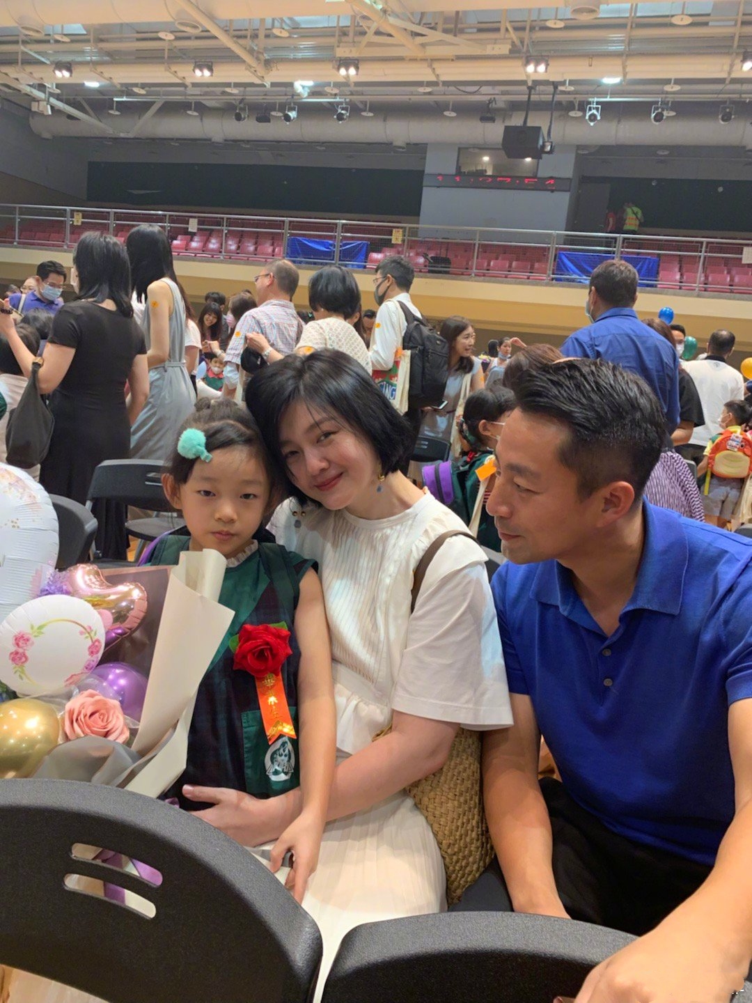 汪小菲慶與大s結婚十週年，夸其為小女孩，鴿子蛋鑽戒惹秦昊注目